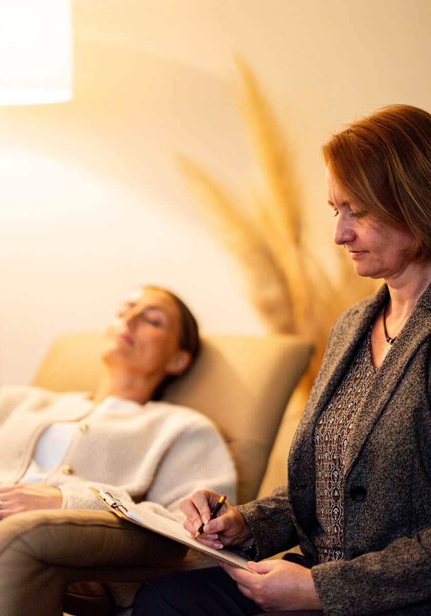 Hypnosepraxis Lena Noa, Klientin in Hypnosesitzung